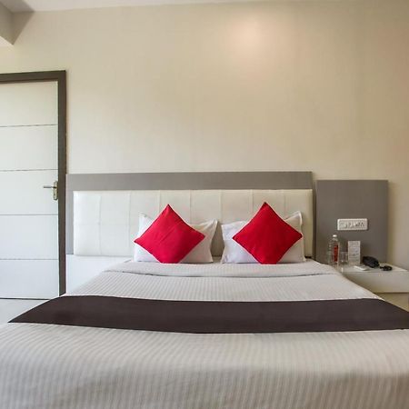 Capital O 35557 Hotel Aura Mumbai Exterior photo