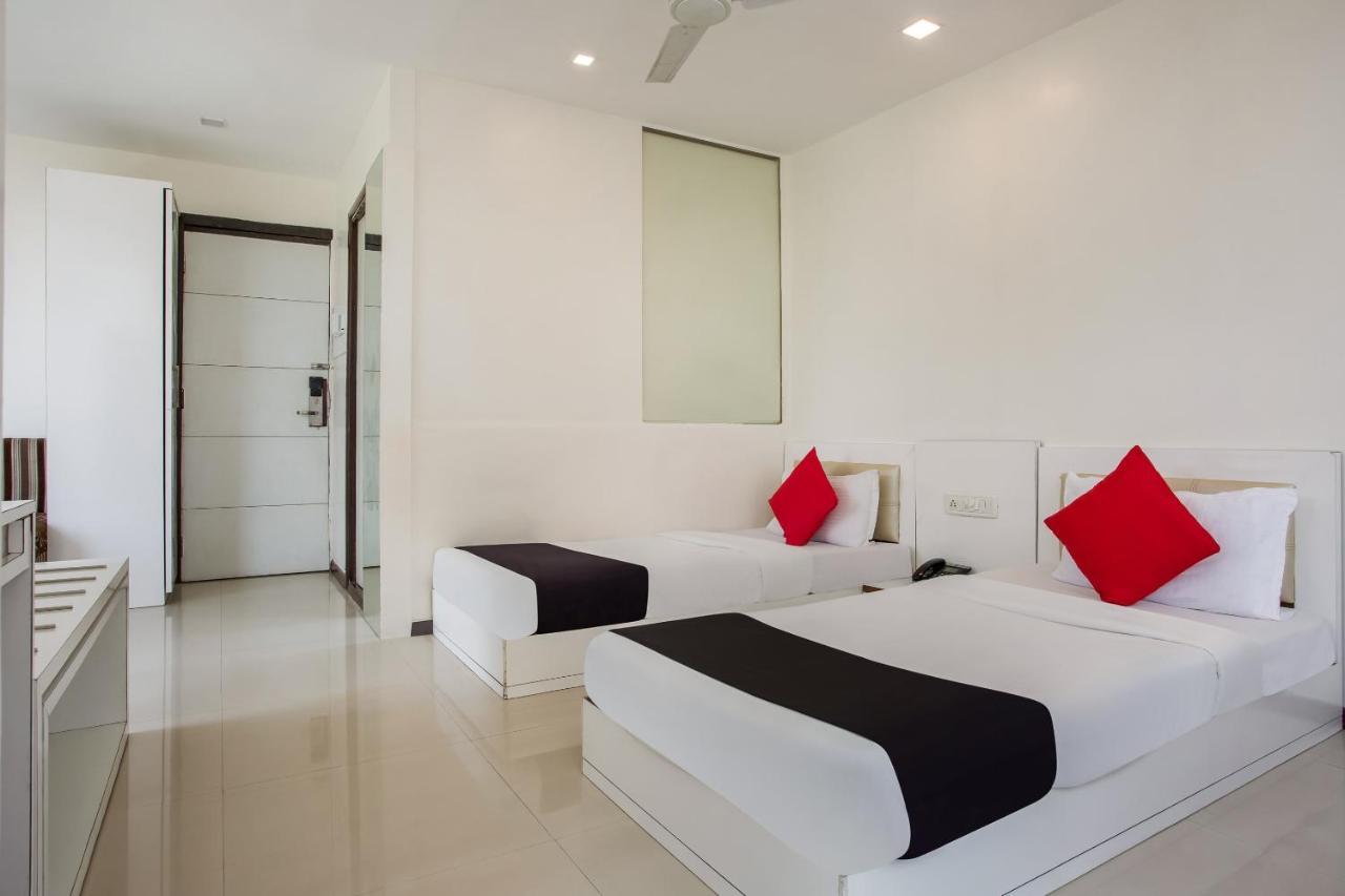 Capital O 35557 Hotel Aura Mumbai Exterior photo