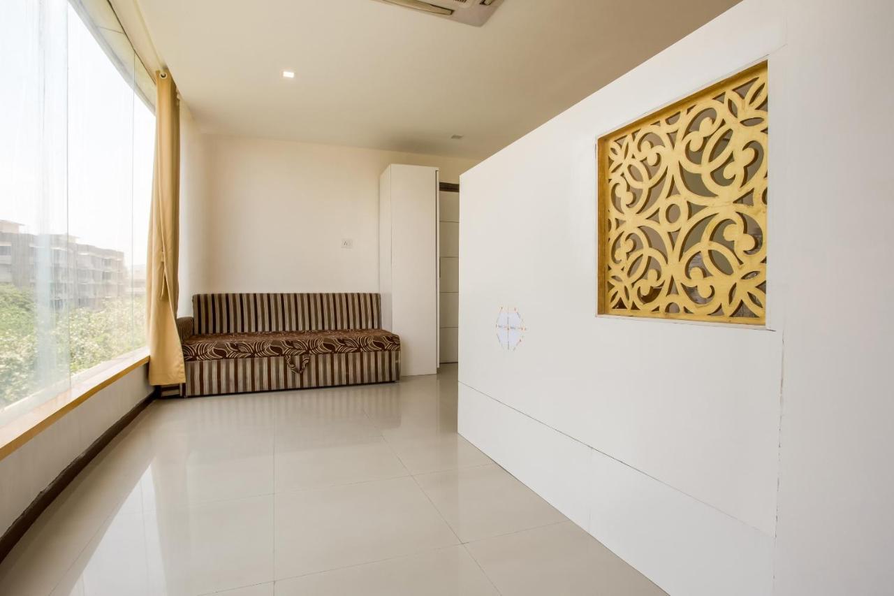 Capital O 35557 Hotel Aura Mumbai Exterior photo