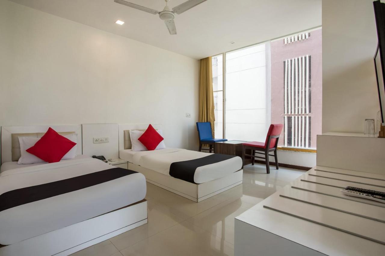 Capital O 35557 Hotel Aura Mumbai Exterior photo
