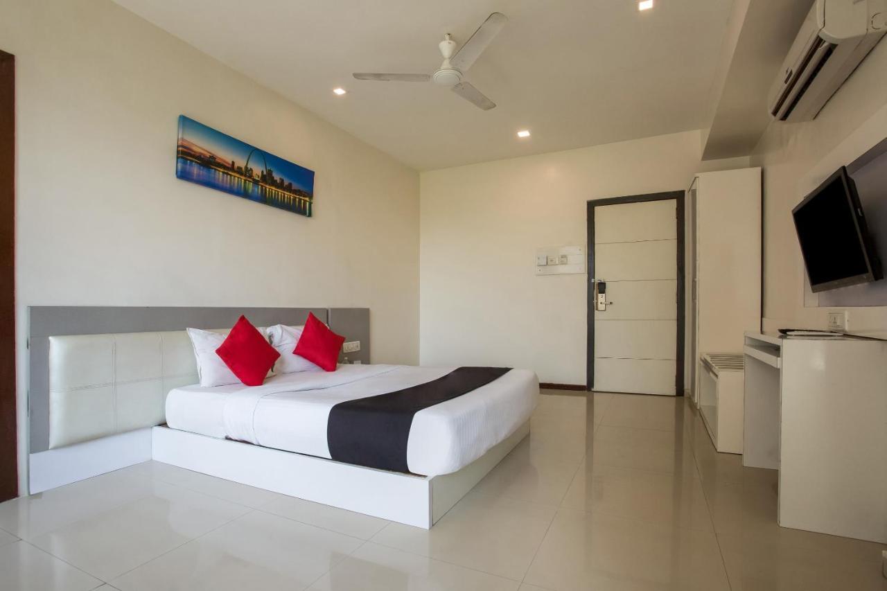 Capital O 35557 Hotel Aura Mumbai Exterior photo