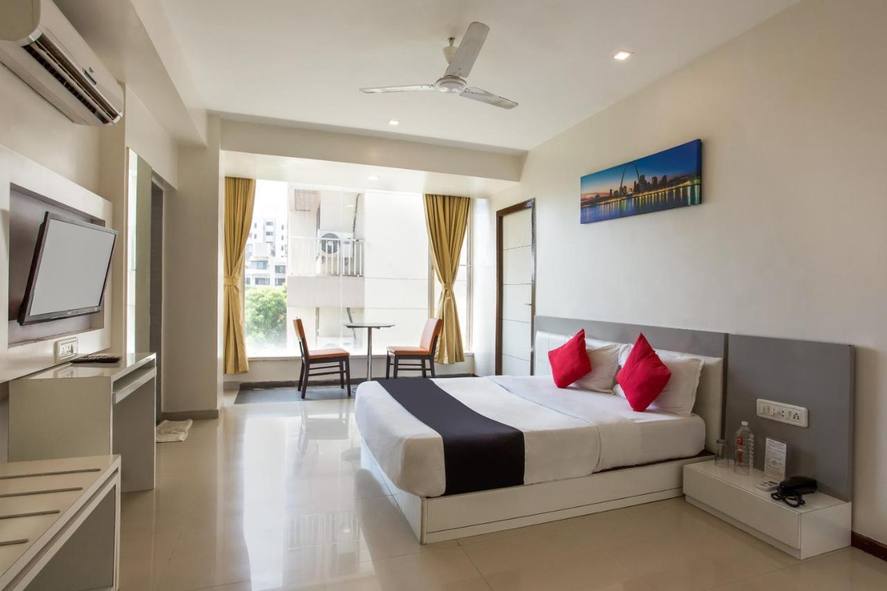 Capital O 35557 Hotel Aura Mumbai Exterior photo