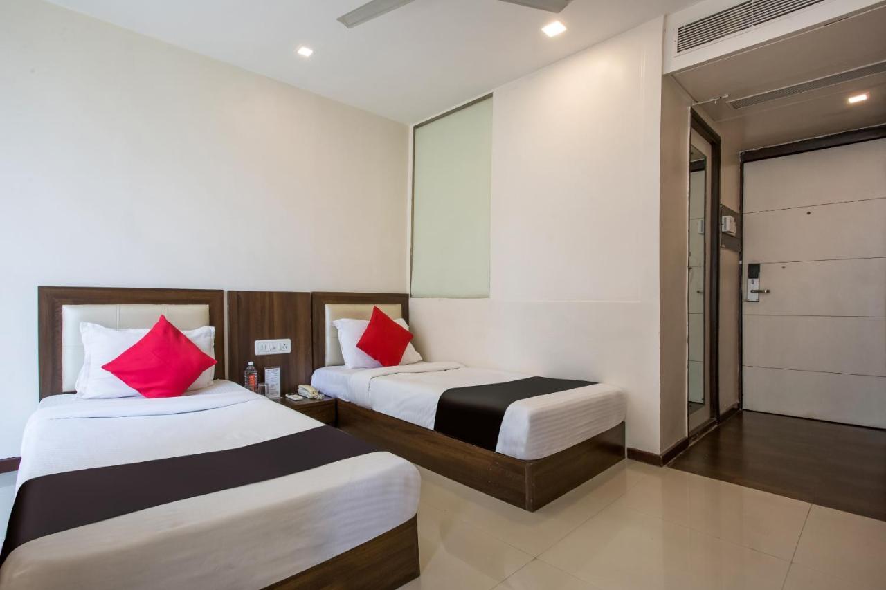 Capital O 35557 Hotel Aura Mumbai Exterior photo